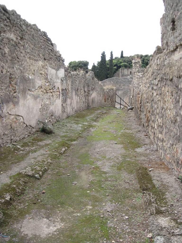 Unnamed vicolo, between I.2 and I.3. March 2009. Looking west from the junction. Photo courtesy of Drew Baker.