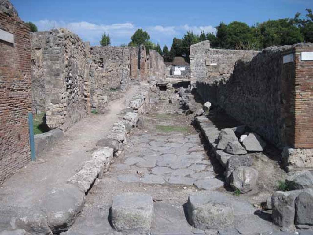 Vicolo del Conciapelle between I.2 and I.1. September 2010. Looking east from the junction with Via Stabiana. Photo courtesy of Drew Baker.