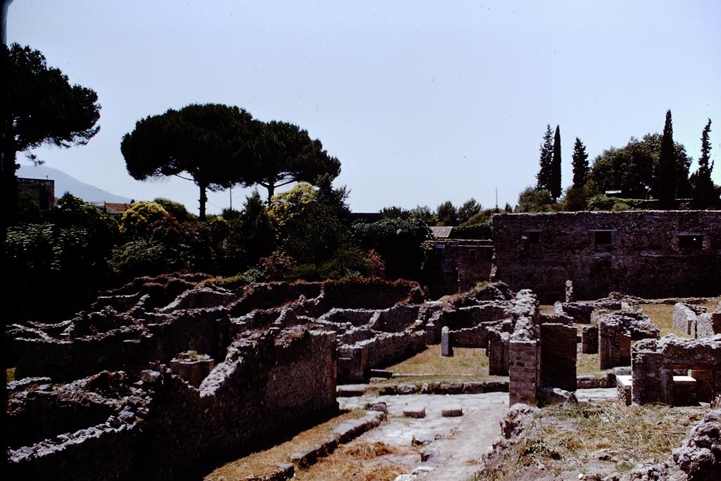 Vicolo del Conciapelle, Pompeii. 1966. Looking west to junction with Via Stabiana. Photo by Stanley A. Jashemski.
Source: The Wilhelmina and Stanley A. Jashemski archive in the University of Maryland Library, Special Collections (See collection page) and made available under the Creative Commons Attribution-Non Commercial License v.4. See Licence and use details.
J66f0207