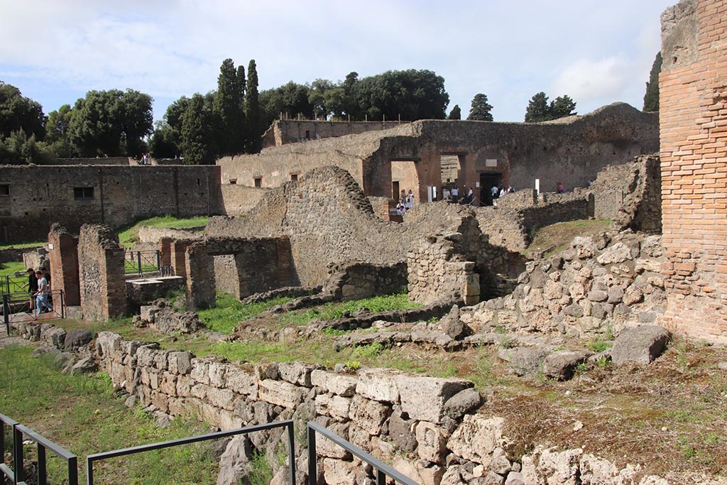Vicolo del Conciapelle, Pompeii. October 2024.
Looking west along north side of Vicolo towards junction with Via Stabiana, on left. Photo courtesy of Klaus Heese.