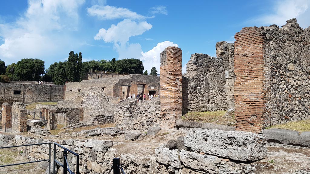 Vicolo del Conciapelle, Pompeii. August 2023.
Looking north-west towards junction with Via Stabiana, on left, with entrance doorway to I.2.29, centre right, with I.2.28 on right.
Photo courtesy of Maribel Velasco.