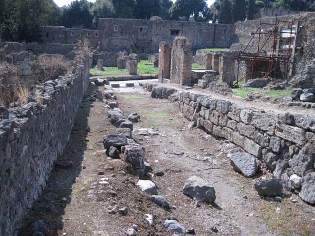Vicolo del Conciapelle, September 2010. Looking west from junction with unnamed vicolo between I.5 and I.1, towards Via Stabiana. Photo courtesy of Drew Baker.