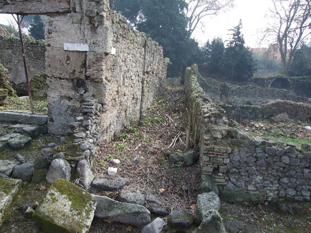 Vicolo del Conciapelle. December 2006. Looking south from junction with unnamed vicolo between I.5 and I.1.