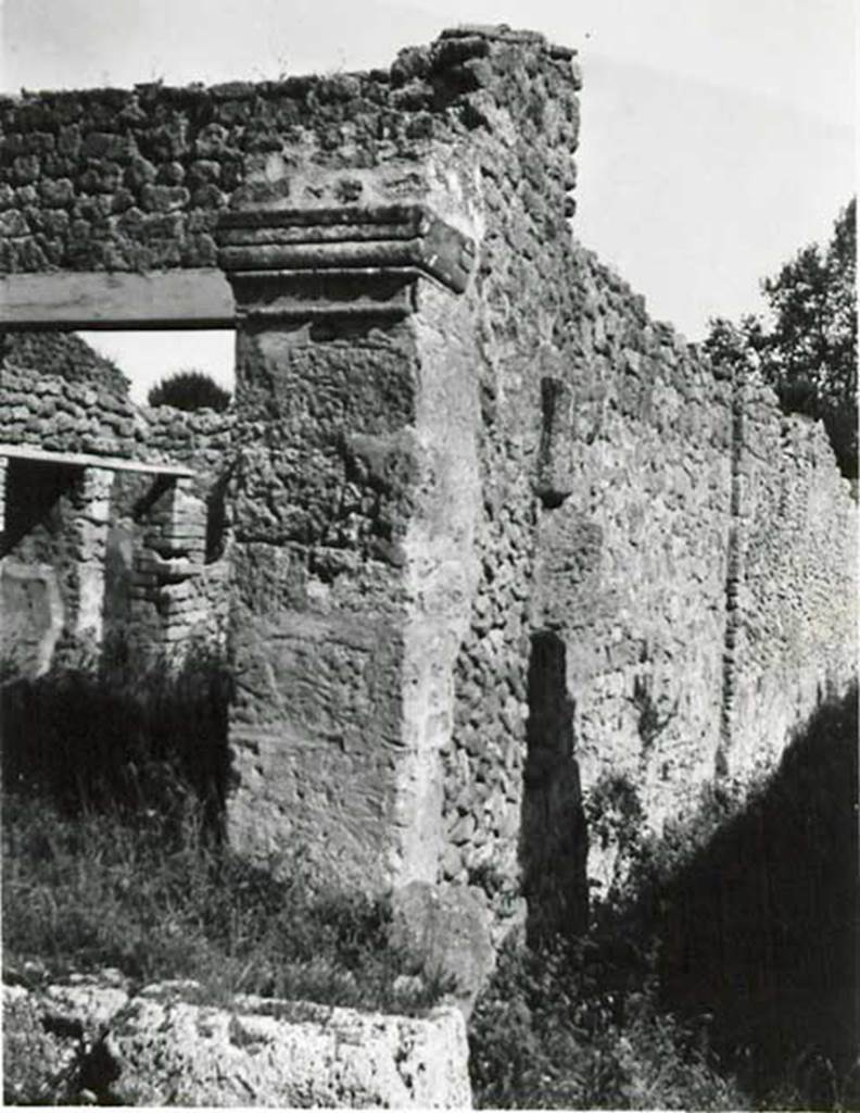 Vicolo del Conciapelle. 1936 photo taken by Tatiana Warscher. Looking south along west exterior wall of I.5.1, from junction with unnamed vicolo between I.5 and I.1.
See Warscher T., 1936. Codex Topographicus Pompeianus: Regio I.1, I.5. (no.18), Rome: DAIR, whose copyright it remains.