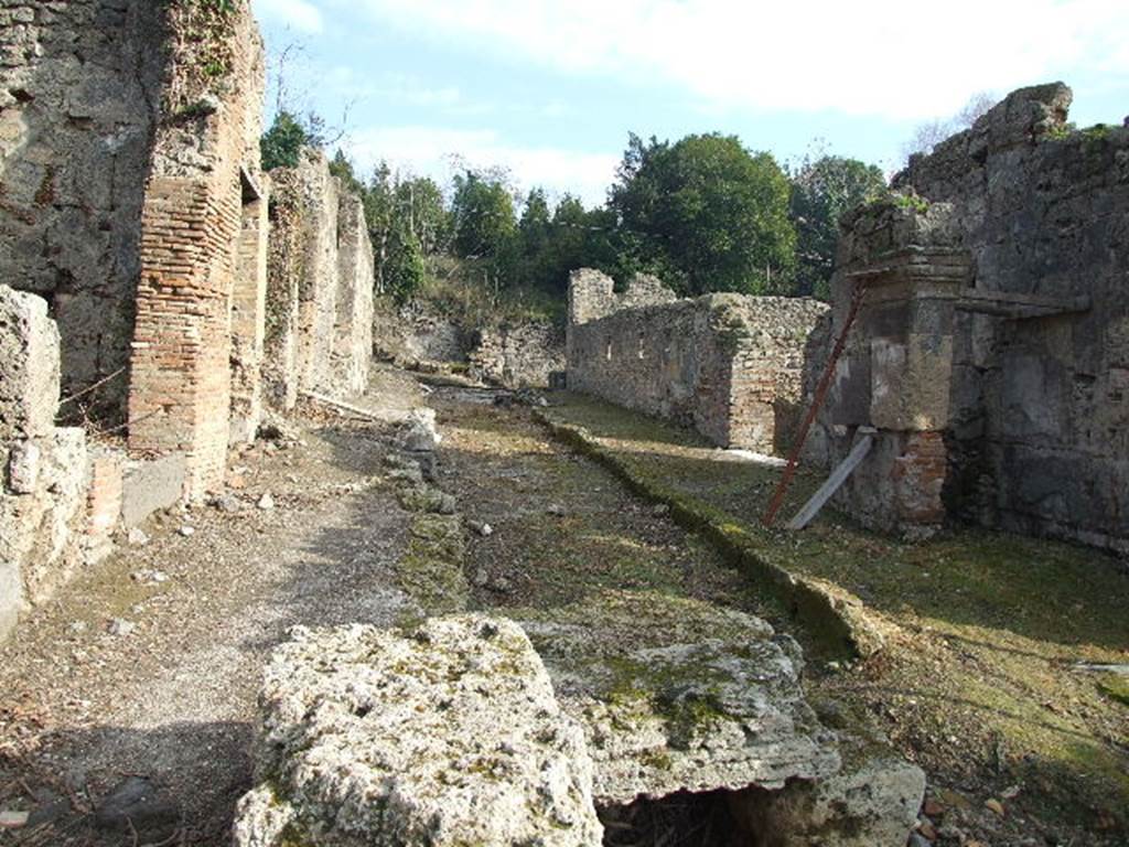 Vicolo del Conciapelle between I.2 and I.5. Looking east. December 2006.