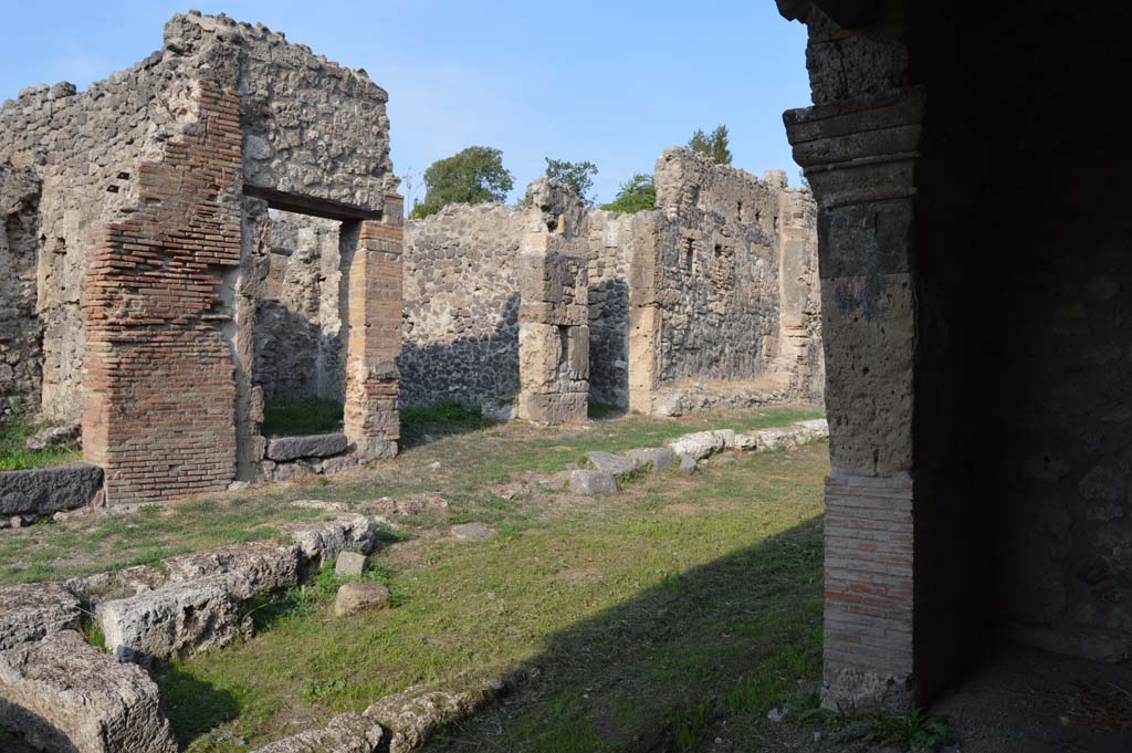 Vicolo del Conciapelle, Pompeii, between I.2 and I.5. October 2017. Looking north-east from I.5.1, on right.
Foto Taylor Lauritsen, ERC Grant 681269 DÉCOR.