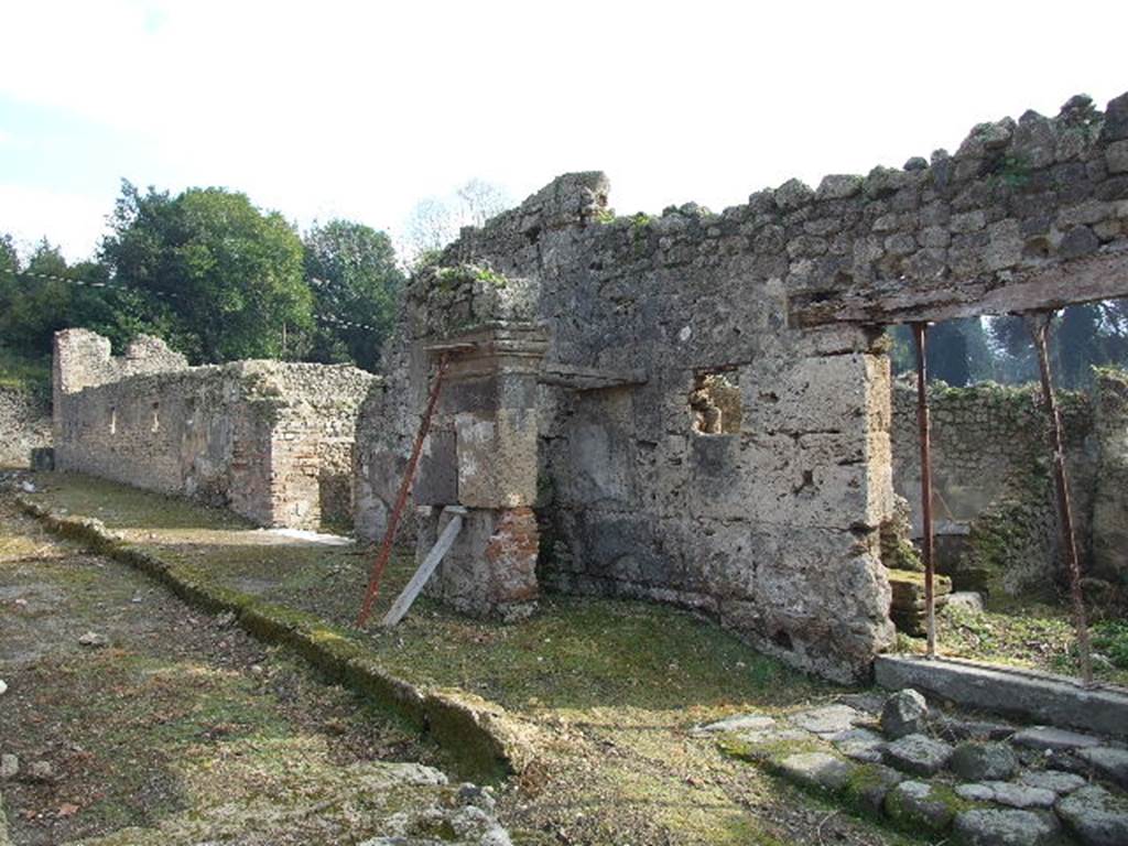 Vicolo del Conciapelle, south side. December 2006. I.5.2, structure between both entrances, and I.5.1. Looking east.