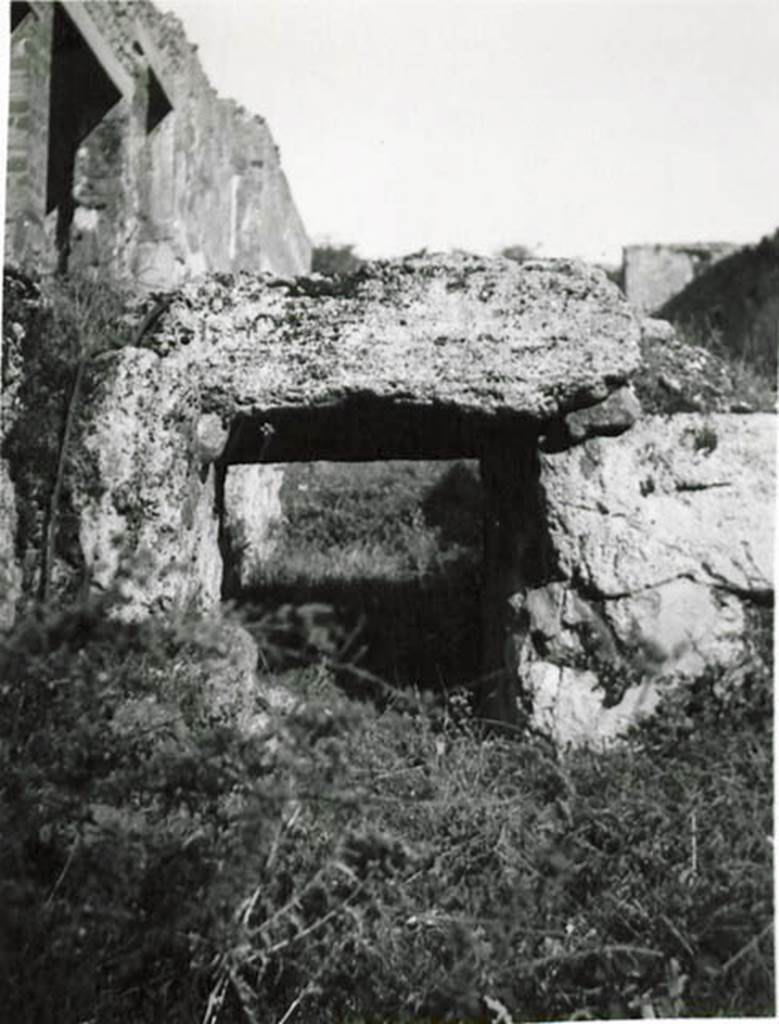 Vicolo del Conciapelle. 1935 photo taken by Tatiana Warscher. Looking east towards small bridge structure in roadway, leading from outside I.2.28 on left, towards I.5.1 on right.
See Warscher T., 1936. Codex Topographicus Pompeianus: Regio I.1, I.5. Rome: DAIR, whose copyright it remains (no.42c).