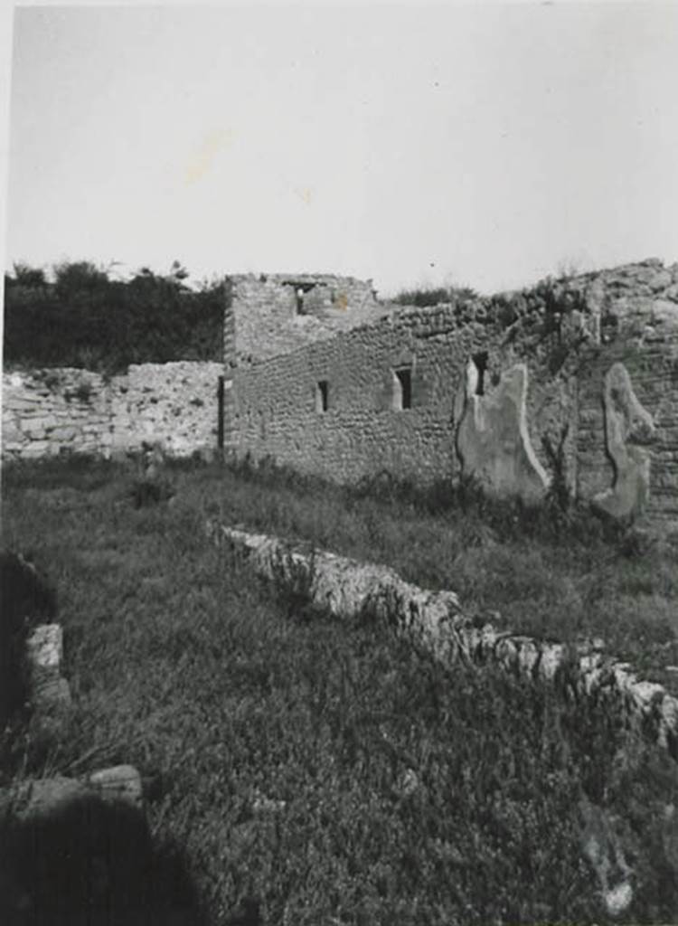 10502-warscher-codex-99-640.jpg
Vicolo del Conciapelle. 1936, taken by Tatiana Warscher. Looking south-east towards east end of roadway, and front façade wall of I.5.2. See Warscher T., 1936. Codex Topographicus Pompeianus: Regio I.1, I.5. Rome: DAIR, whose copyright it remains (no.21).