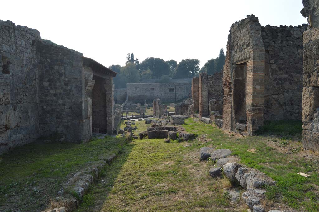 Vicolo del Conciapelle, Pompeii. October 2017. Looking west between I.5, on left, and I.2, on right.
Foto Taylor Lauritsen, ERC Grant 681269 DÉCOR.