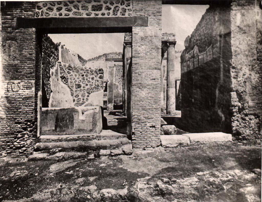 Vicolo del Conciapelle. Old undated photograph. Looking towards doorways at 1.2.29 and 1.2.28.
See Warscher T., 1936. Codex Topographicus Pompeianus: Regio I.2. (no. 48), Rome: DAIR, whose copyright it remains.