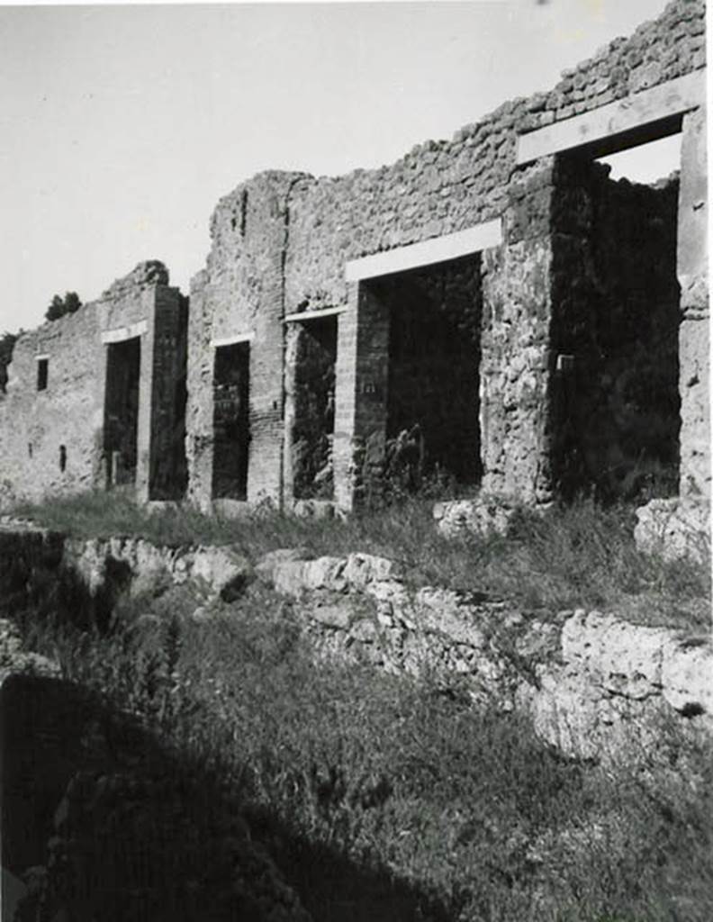 Vicolo del Conciapelle. 1935 photo taken by Tatiana Warscher. Looking towards doorways on north side of Vicolo, from 1.2.29 on left, to 1.2.24 on right.
See Warscher T., 1936. Codex Topographicus Pompeianus: Regio I.2. (no. 42a), Rome: DAIR, whose copyright it remains