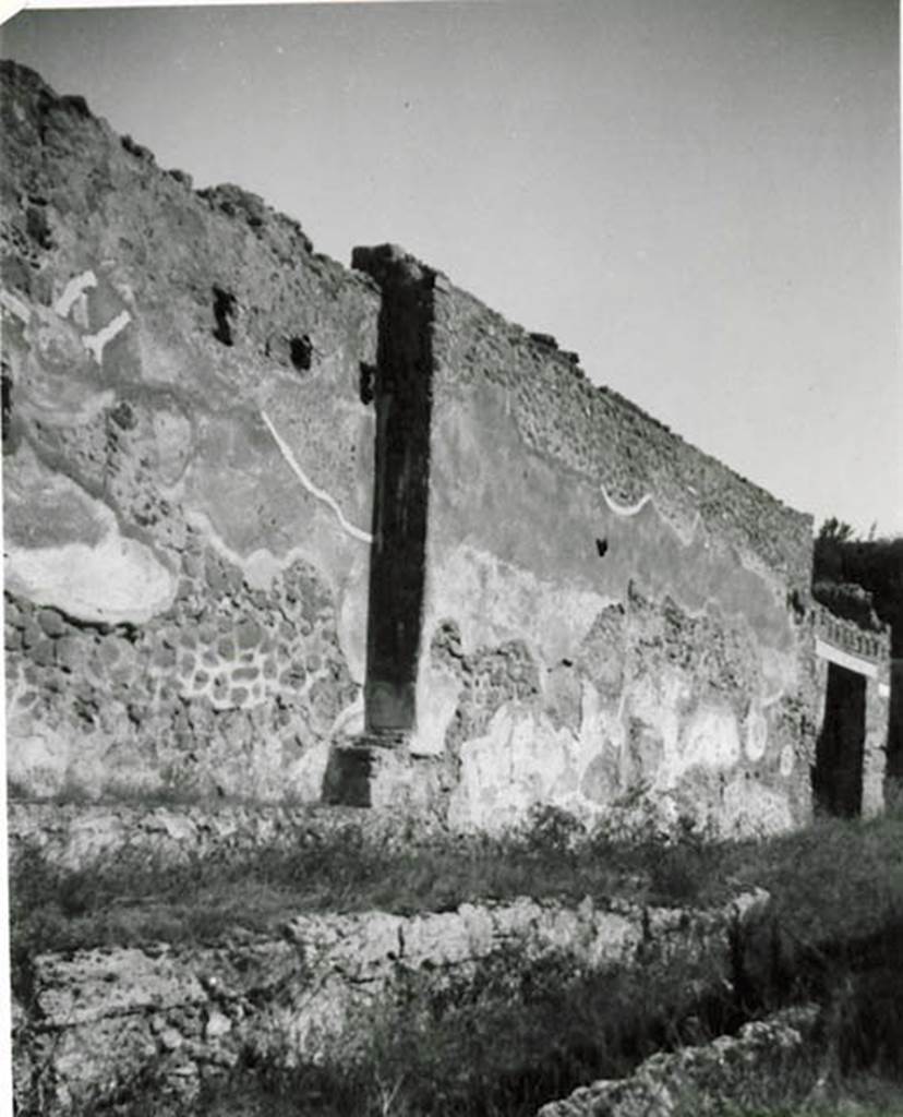 Vicolo del Conciapelle. 1935 photo taken by Tatiana Warscher. Looking along front façade of I.2.24 towards doorway at north-east end of Vicolo at 1.2.23.
See Warscher T., 1936. Codex Topographicus Pompeianus: Regio I.2. (no. 42b), Rome: DAIR, whose copyright it remains.