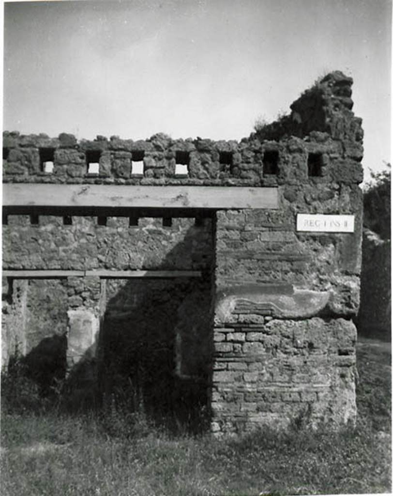 Vicolo del Conciapelle. 1935 photo taken by Tatiana Warscher. Looking north to entrance at I.2.23 at north-east end of insula.
See Warscher T., 1936. Codex Topographicus Pompeianus: Regio I.2. (no. 41), Rome: DAIR, whose copyright it remains.