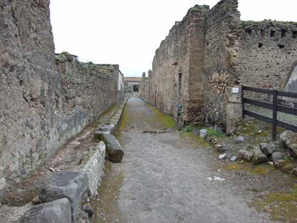 Vicolo del Fauno, May 2010. Looking south between VI.12 and VI.10, from Vicolo di Mercurio.