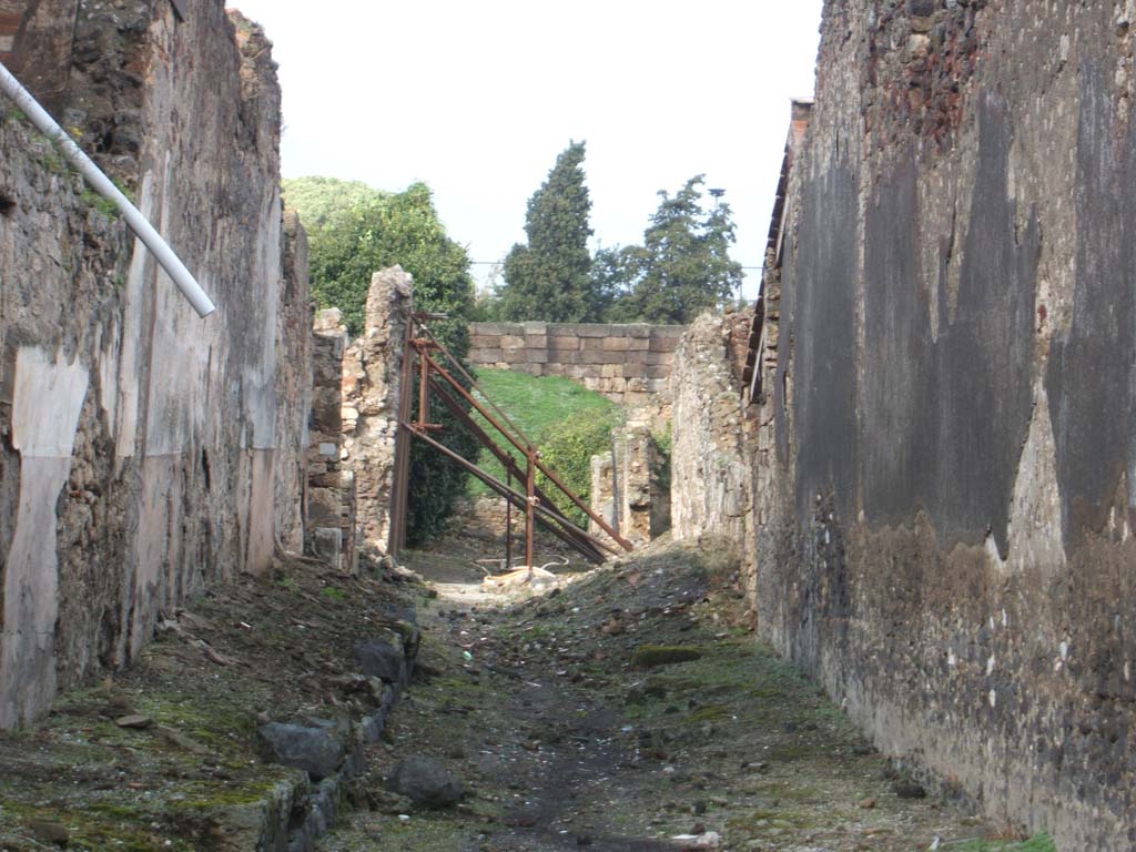 Vicolo del Fauno between VI.9 and VI.11. December 2004. Looking North from VI.9.11. 