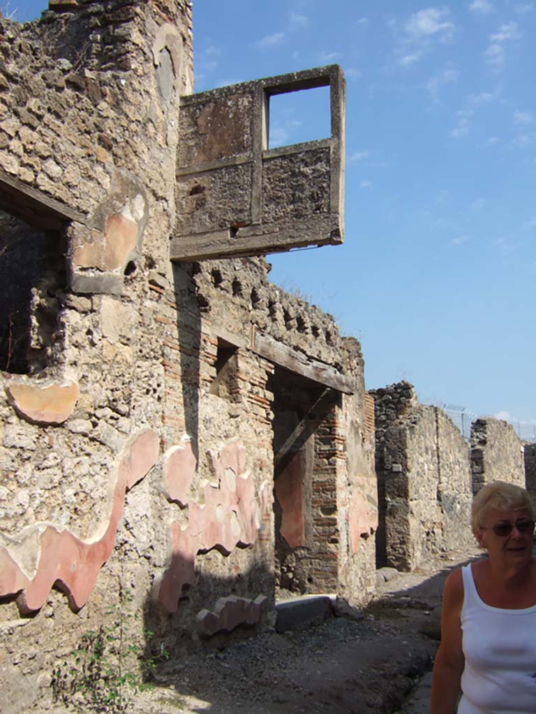 Vicolo del Gallo, north side. September 2005. Looking east from VII.15.5. 