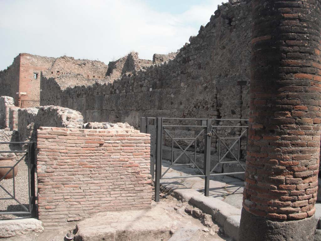 Vicolo del Gigante, Pompeii, centre right. May 2010.
Looking towards east wall from junction at Via Marina. Photo courtesy of Ivo van der Graaff.