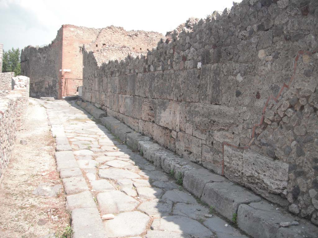 Vicolo del Gigante, between VII.16 and VII.7, Pompeii. May 2010.
Looking north along east wall from Via Marina. Photo courtesy of Ivo van der Graaff.