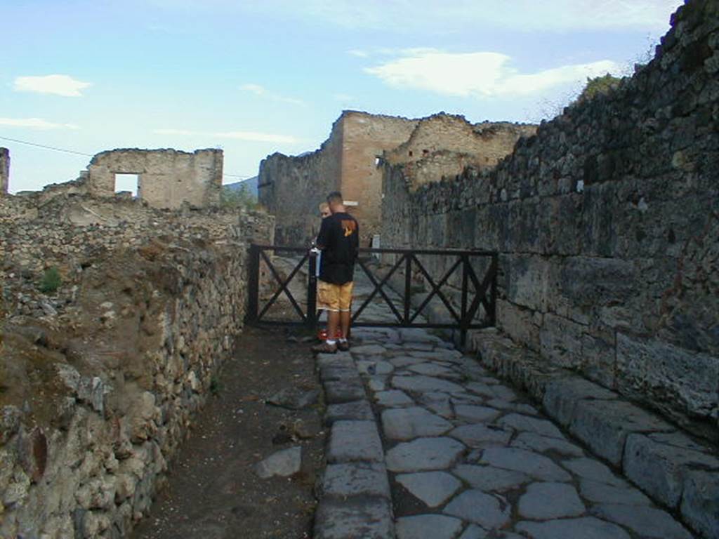 Vicolo del Gigante between VII.16 and VII.7. Looking north from Via Marina. September 2004.