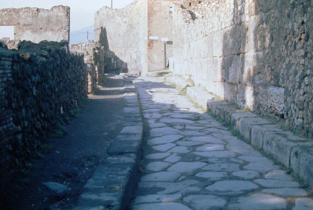 Vicolo del Gigante, Pompeii, 4th December 1971. Looking north towards junction with Vicolo del Gallo, (upper right).
Photo courtesy of Rick Bauer, from Dr. George Fay’s slides collection.
