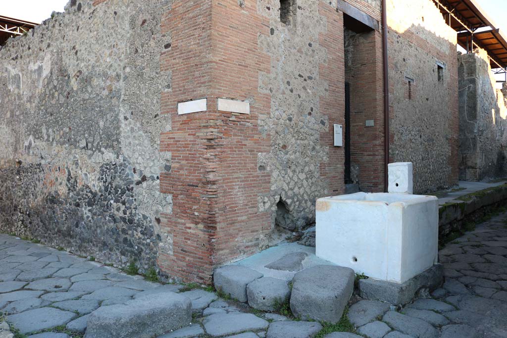 Vicolo del Gigante, (or Vicolo dei Soprastanti), Pompeii, December 2018.
Looking towards walls at junction with Vicolo del Gallo, on right, - see watercolour by Bazzani, below. Photo courtesy of Aude Durand.