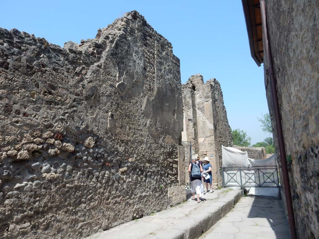 Vicolo del Gigante between VII.16 and VII.15. June 2019. Looking north to entrance at VII.16.13.
Photo courtesy of Buzz Ferebee.