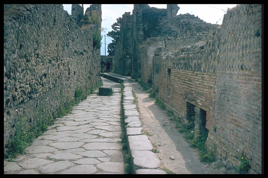 Vicolo del Gigante and wall of VII.15.2 on left, and wall of VII.16.16 on right.
Photographed 1970-79 by Günther Einhorn, picture courtesy of his son Ralf Einhorn.