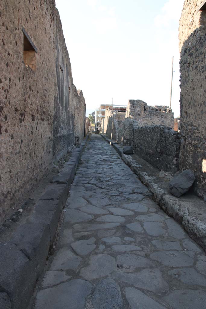 Vicolo del Labirinto, Pompeii. September 2021.
Looking north between VI.12 and VI.13 from junction with Via della Fortuna. Photo courtesy of Klaus Heese.