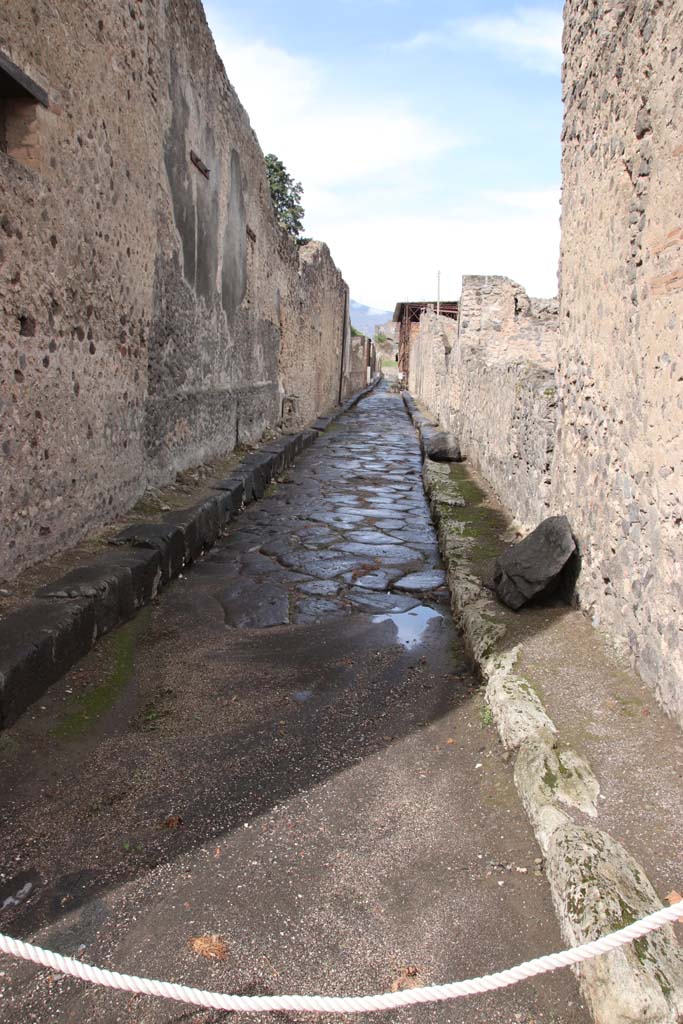 Vicolo del Labirinto, Pompeii. October 2020. Looking north between VI.12 and VI.13.
Photo courtesy of Klaus Heese.