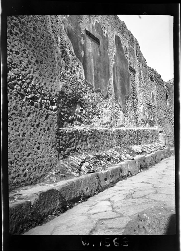 Vicolo del Labirinto, west side. W.1563.
Looking north along side of VI.12 2/5 with deposit on pavement and remains of wall plaster.
Photo by Tatiana Warscher. Photo © Deutsches Archäologisches Institut, Abteilung Rom, Arkiv.