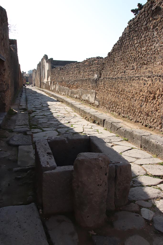 Vicolo del Labirinto, west side, Pompeii. October 2023.
Looking south from fountain at VI.13.7. Photo courtesy of Klaus Heese.