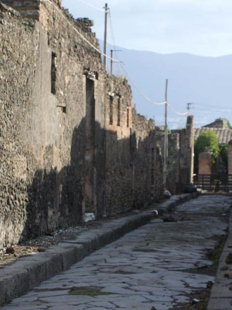 Vicolo del Labirinto, east side. December 2004.
Looking south along east side towards VI.13.19.