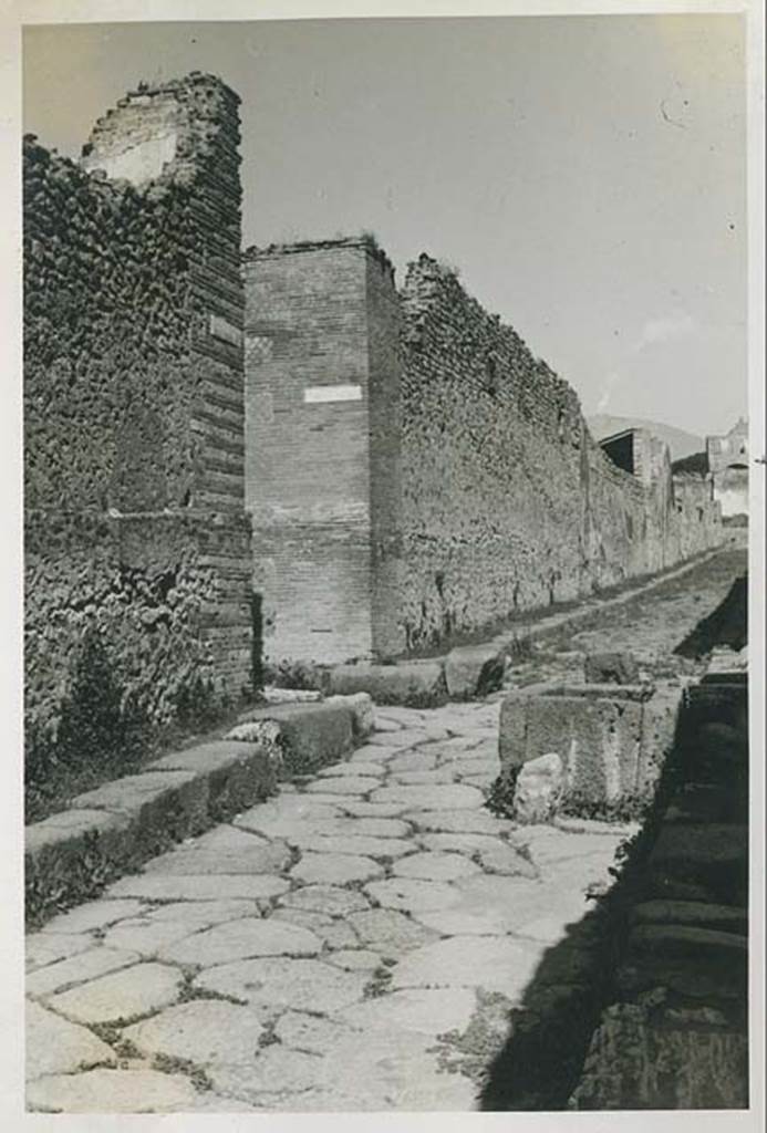 Vicolo del Labirinto, Pompeii. March 1939. Looking north-west towards the junction with Vicolo di Mercurio, from near fountain at VI.13.17. Photo courtesy of Rick Bauer.