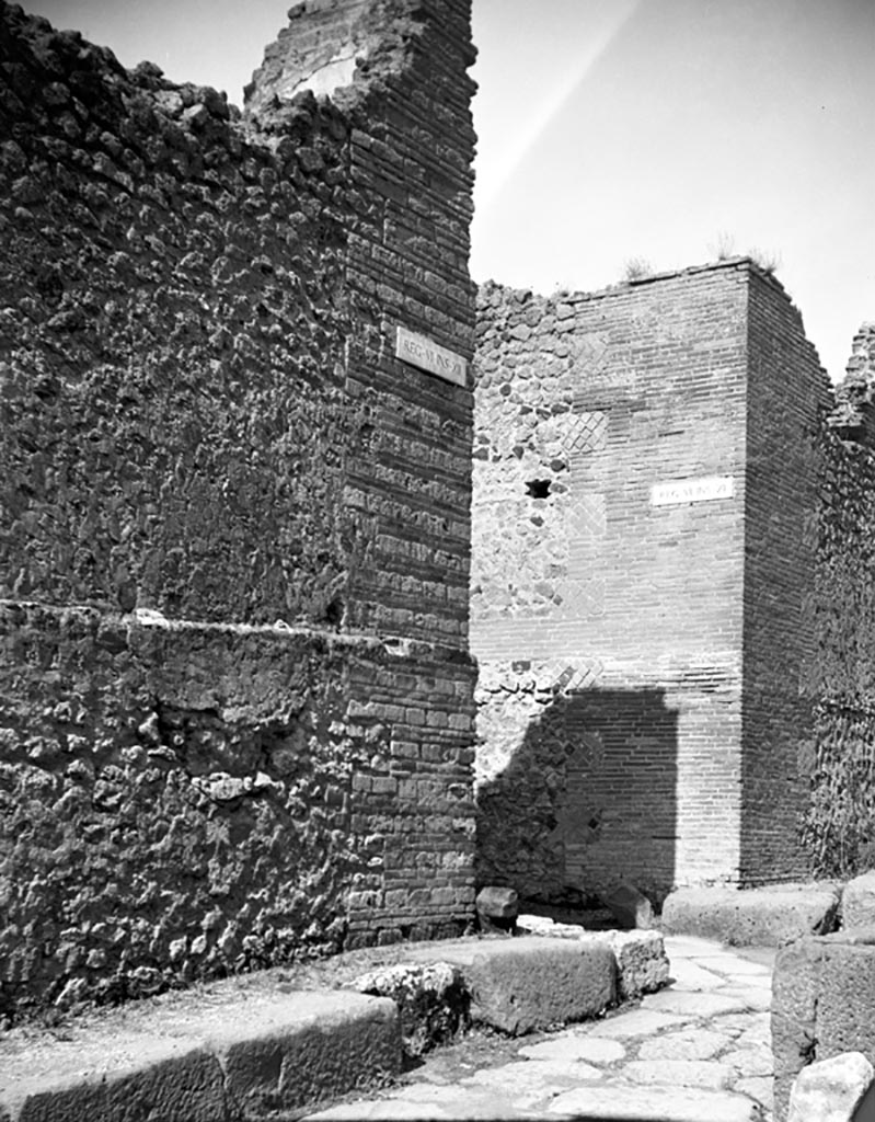 Vicolo del Labirinto, W.1401.
Looking towards the north-east corner of VI.12 across Vicolo di Mercurio, on left.
Looking towards the south-east corner of VI.11, centre right, from near fountain at VI.13.17, on right.
Photo by Tatiana Warscher. Photo © Deutsches Archäologisches Institut, Abteilung Rom, Arkiv.