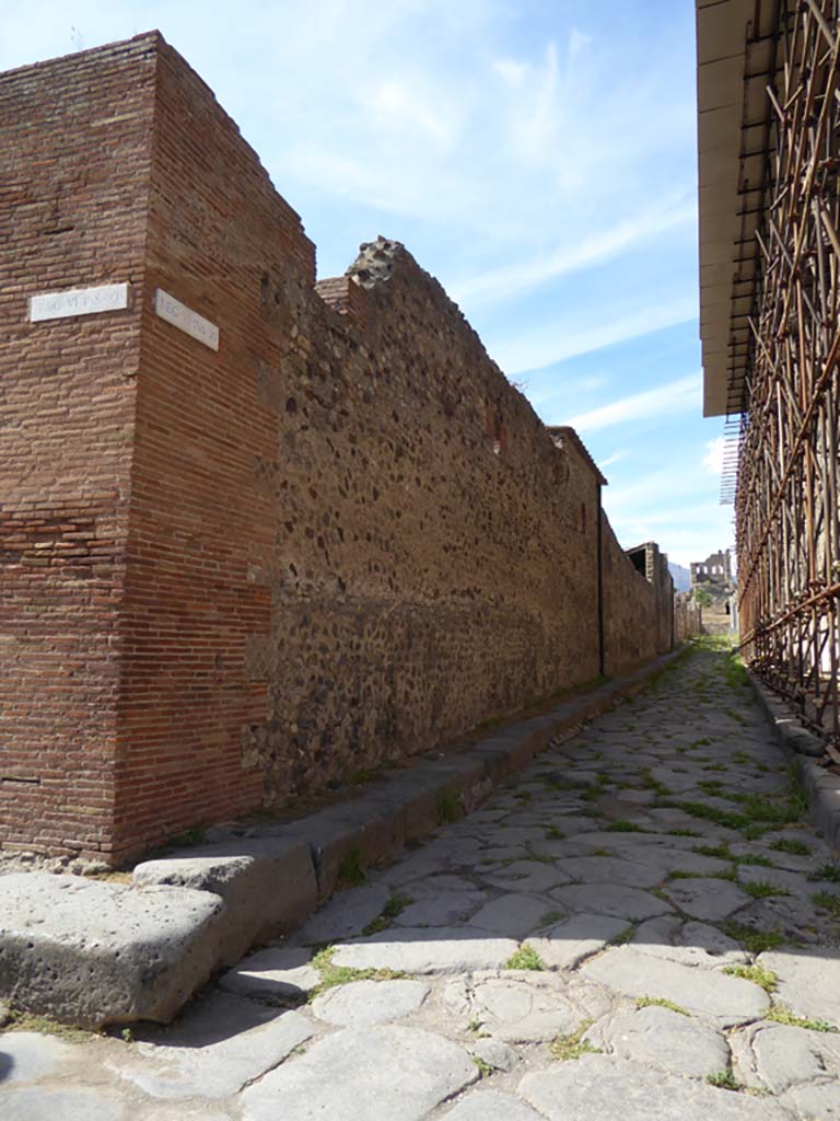 Vicolo del labirinto, Pompeii. September 2017.
Looking north from junction with Vicolo di Mercurio, with VI.11.10, on left, and VI.15, on right.
Foto Annette Haug, ERC Grant 681269 DÉCOR