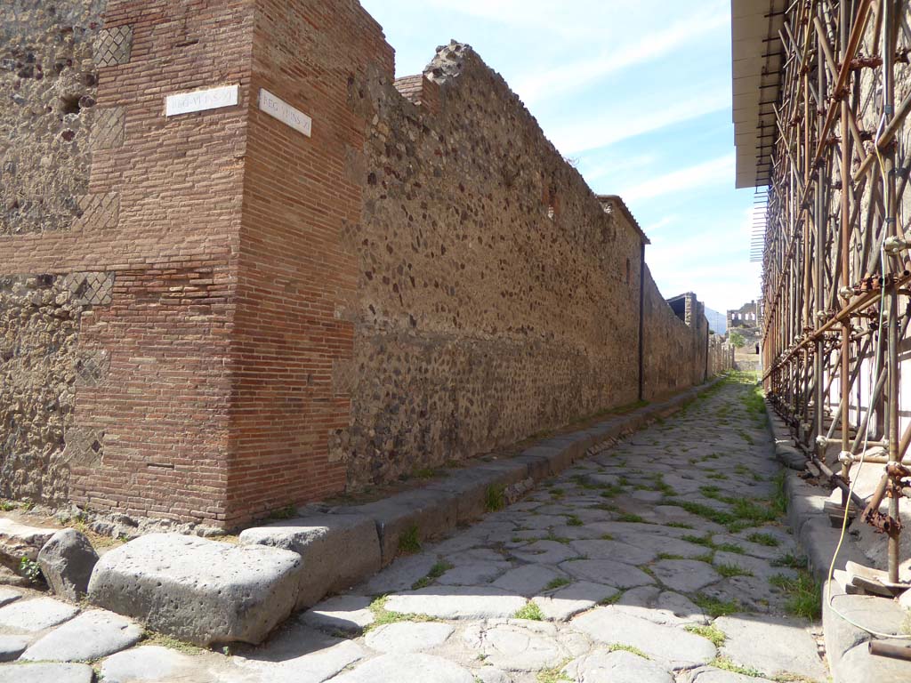 Vicolo del labirinto, Pompeii. September 2017.
Looking north from junction with Vicolo di Mercurio, with VI.11.10, on left, and VI.15, on right.
Foto Annette Haug, ERC Grant 681269 DÉCOR
