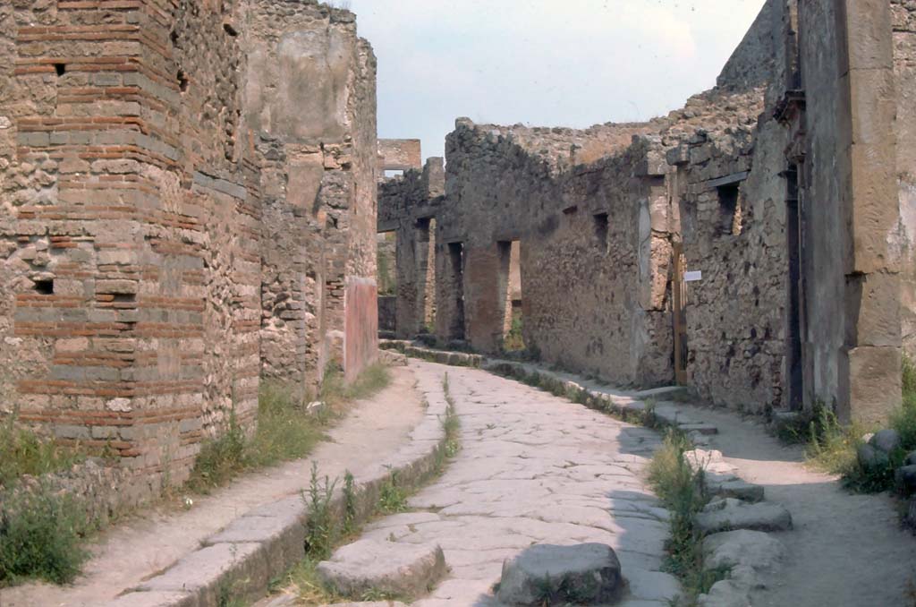 Vicolo del Lupanare, Pompeii, 1971. Looking north between VII.11 and VII.1.
Photo courtesy of Rick Bauer, from Dr. George Fay’s slides collection.
