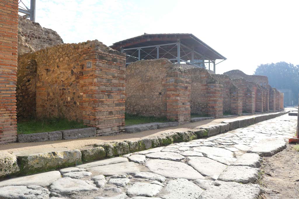Vicolo del Lupanare, east side, Pompeii. December 2018.
Looking south along east side towards junction with Via dell’Abbondanza, on right. Photo courtesy of Aude Durand.