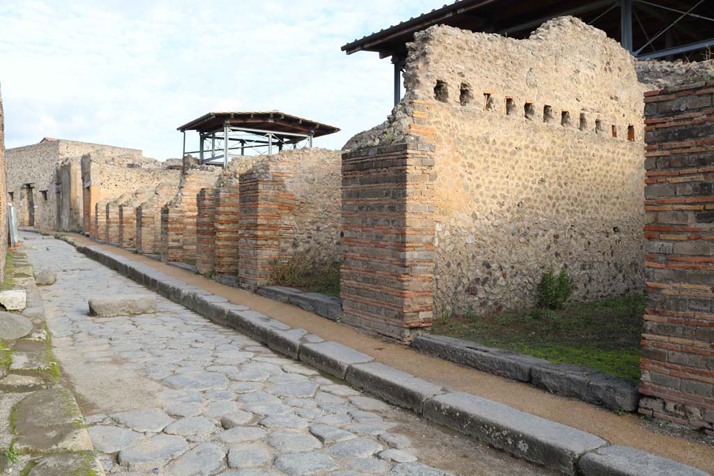 Vicolo del Lupanare, east side. December 2018. From VII.1.47, on left, to VII.1.59, on right. Photo courtesy of Aude Durand.