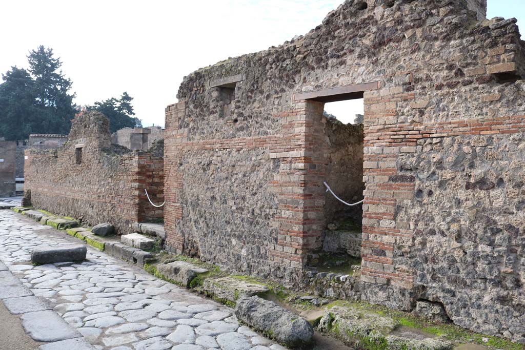 Vicolo del Lupanare, Pompeii, west side. December 2018.
Looking towards doorways at VII.14.15/16, on west side at south end. Photo courtesy of Aude Durand.