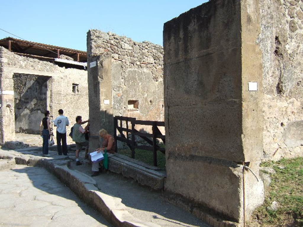 Via degli Augustali. Looking east from VII.12.14 to junction with Vicolo del Lupanare. September 2005.
