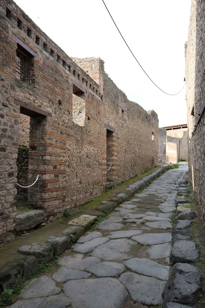 Vicolo del Lupanare, Pompeii. December 2018.
Looking north along west side from doorway at VII.12.17, on left. Photo courtesy of Aude Durand.