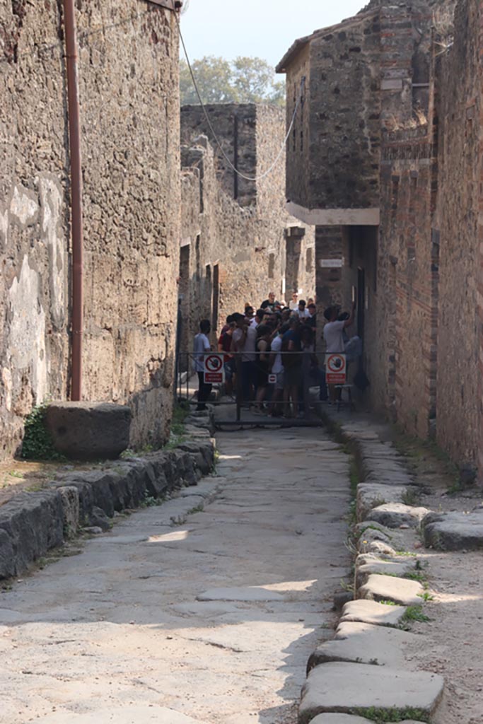 Vicolo del Lupanare. October 2023.
Looking south between VII.1 and VII.12. Photo courtesy of Klaus Heese.