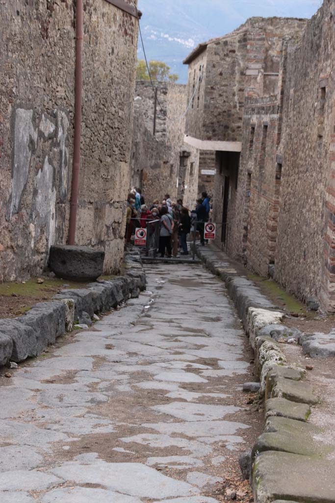 Vicolo del Lupanare. October 2020.
Looking south between VII.1 and VII.12. – busy at the lupanare, even in the year of the pandemic.
Photo courtesy of Klaus Heese.