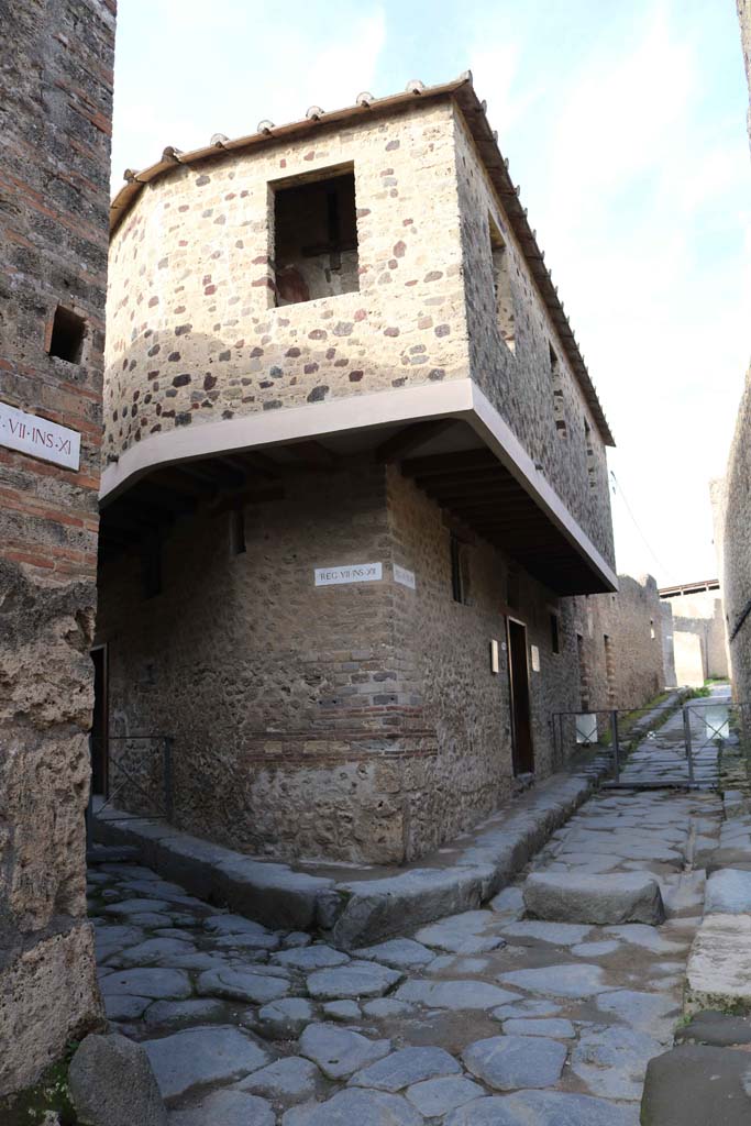 Vicolo del Lupanare, Pompeii, on right. December 2018.
Looking north with junction of Vicolo del Balcone Pensile (on left). Photo courtesy of Aude Durand.