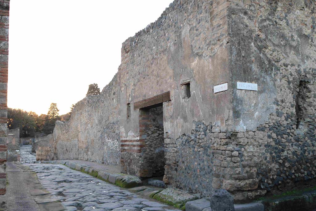 Vicolo del Menandro. December 2018. Looking west from the junction with Vicolo del Citarista, between I.3 and I.4. Photo courtesy of Aude Durand.

