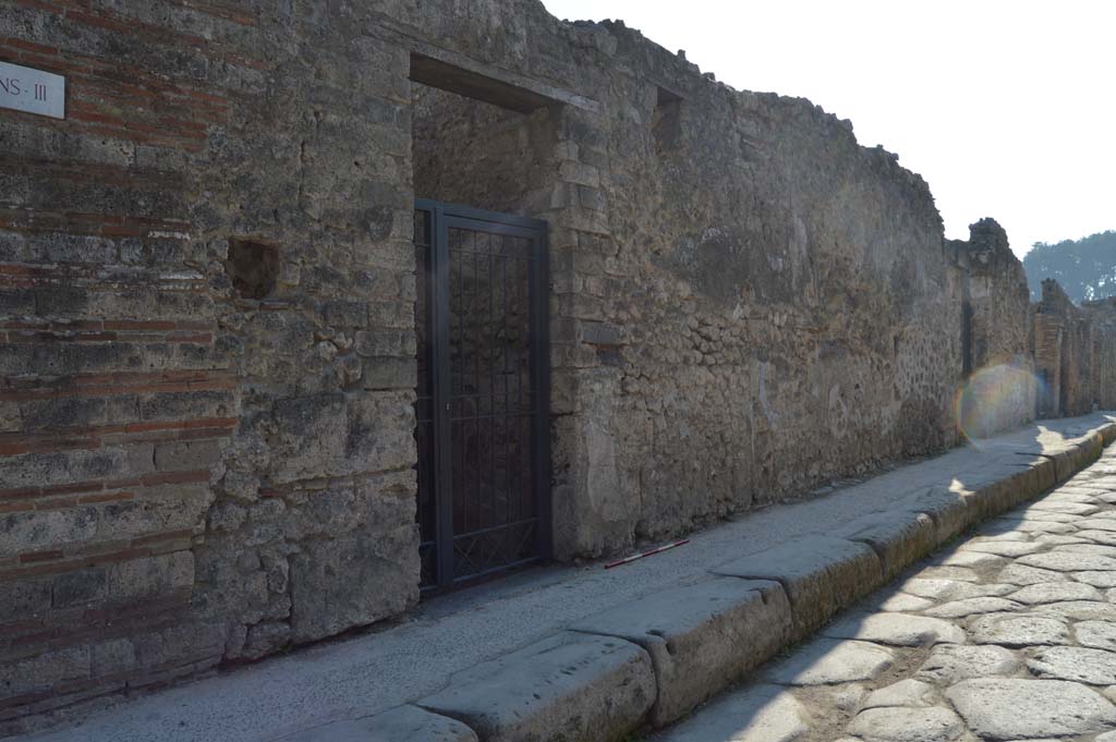 Vicolo del Menandro, south side at I.3.24, Pompeii. October 2017. Looking west. 
Foto Taylor Lauritsen, ERC Grant 681269 D�COR.
