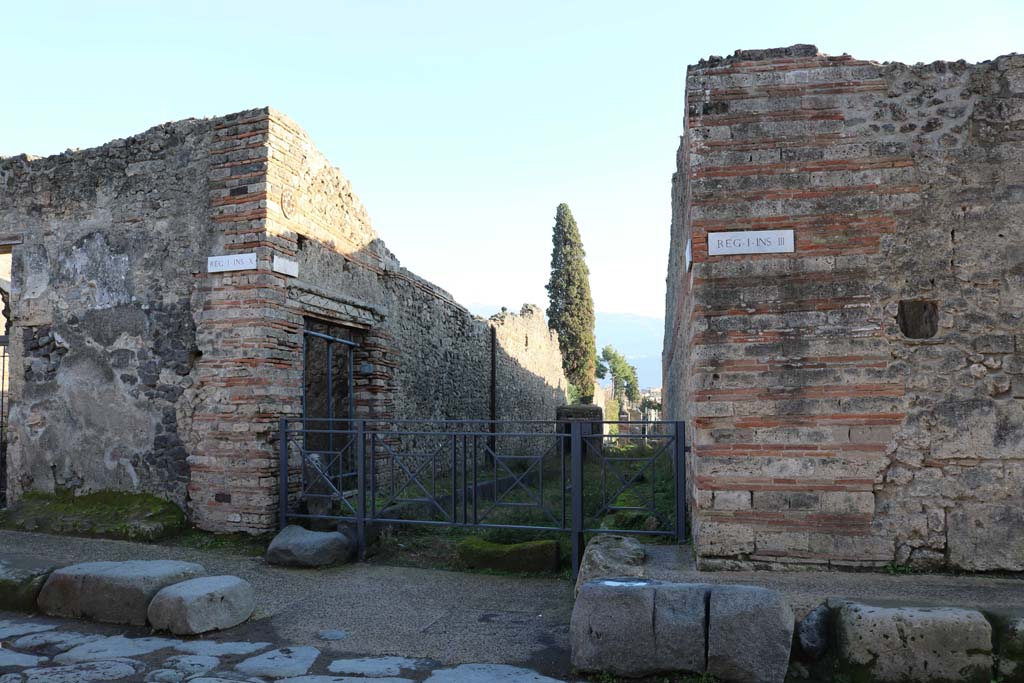 Vicolo del Menandro, south side, December 2018. 
Looking south along Vicolo del Citarista, from junction with Vicolo del Menandro. Photo courtesy of Aude Durand.
