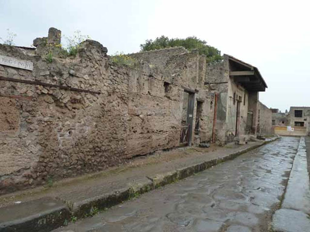 Vicolo del Menandro, north side, May 2010. Looking east along I.6. from the junction with Vicolo del Citarista.